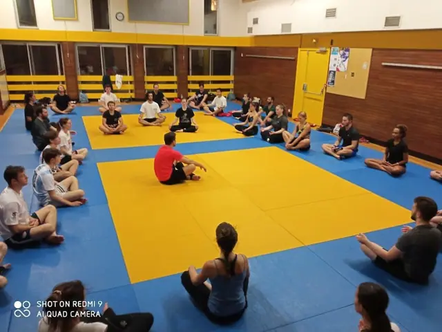 Méditation en grand groupe