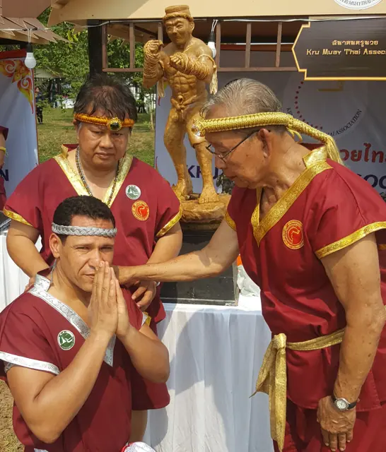 Kru Paco avec les grands maîtres Muay Thaï